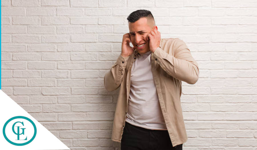 Hombre con daño en los oídos